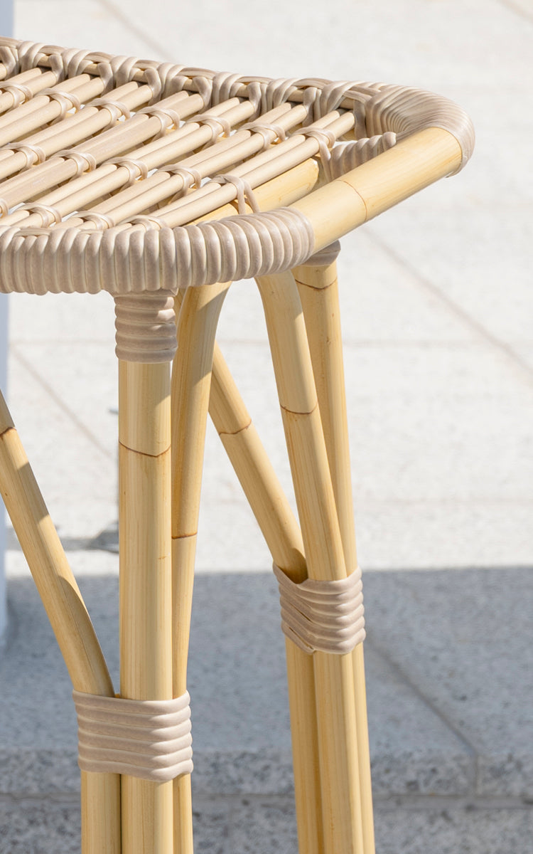 Dette er et nærbillede af Salsa Udendørs barstol i natural aluminium artfibre. Høje ben med omviklede samlinger og åben flettet sædedetalje.