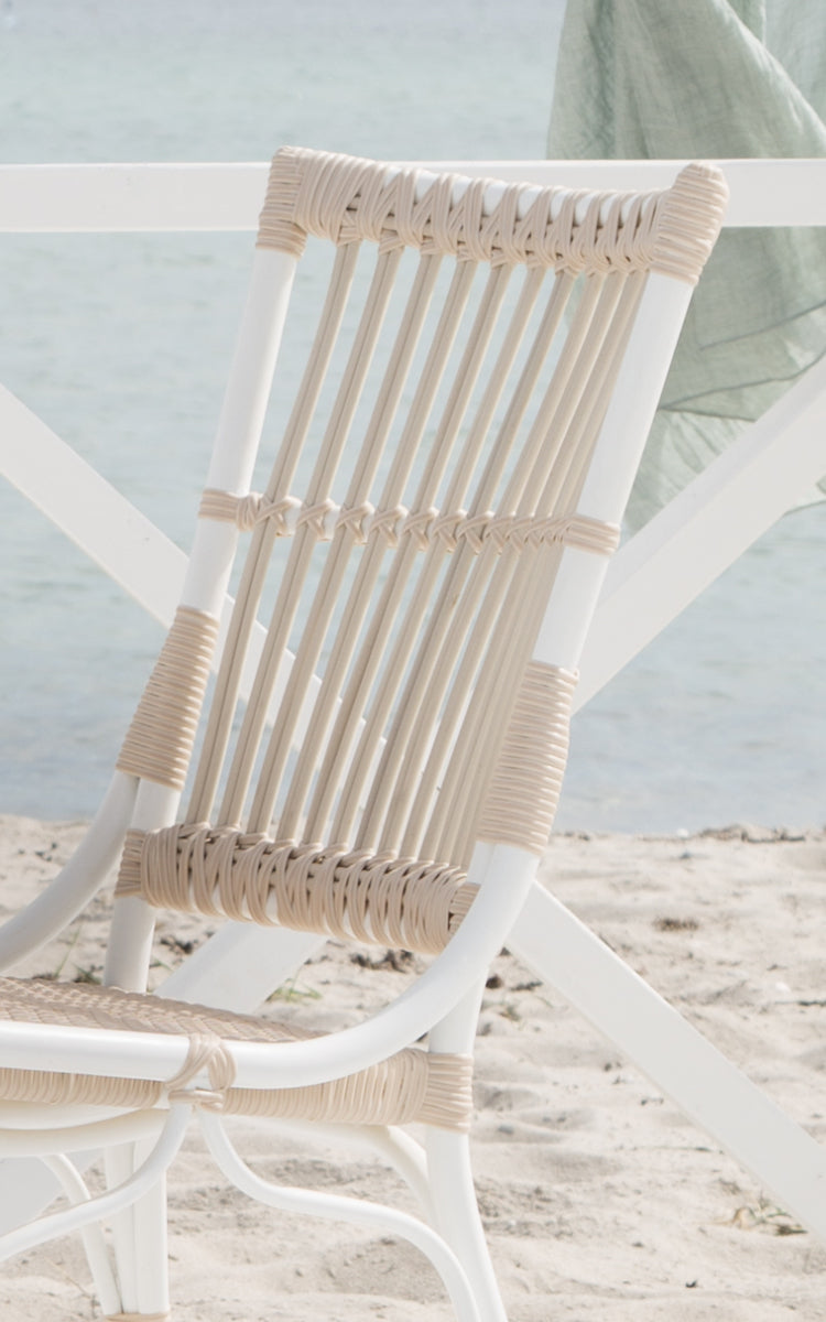 Dette er et nærbillede af Piano Exterior Side Chair i dove white aluminium artfibre. Detalje af den vertikale ArtFibre-stang-ryg.