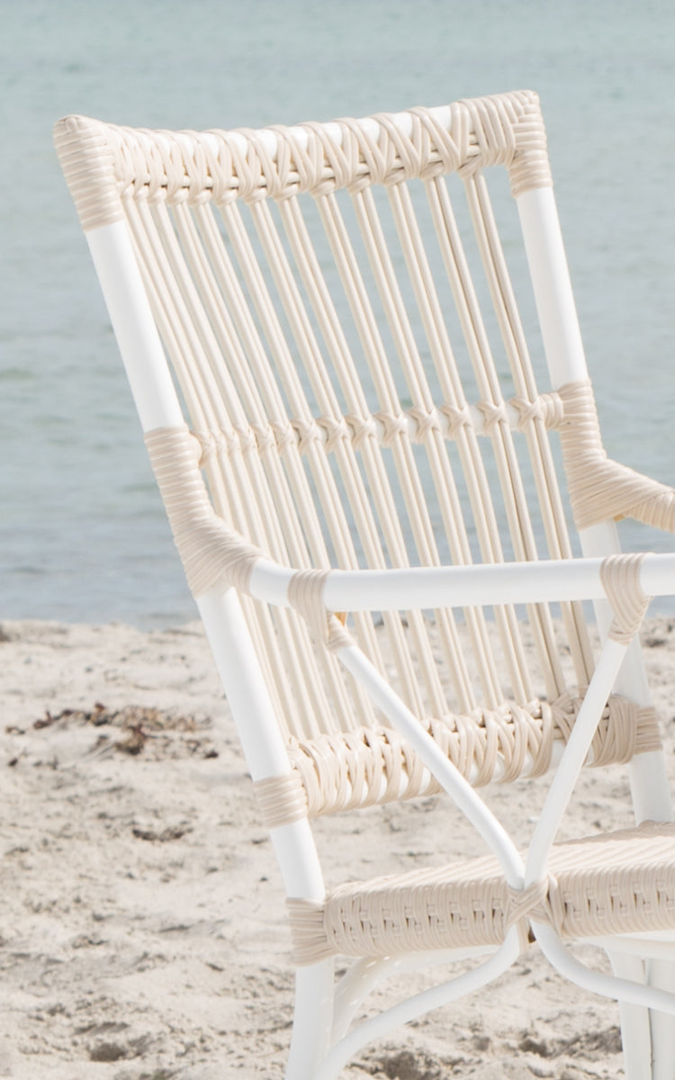Dette er et nærbillede af Piano Exterior Dining Armchair i dove white aluminium artfibre. Detalje af stangryggen og armlænet.