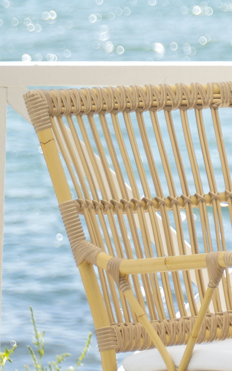 Dette er et nærbillede af Piano Udendørs spisestuelænestol i natural aluminium artfibre. Detalje af den flettede tekstur og stelkonstruktion.