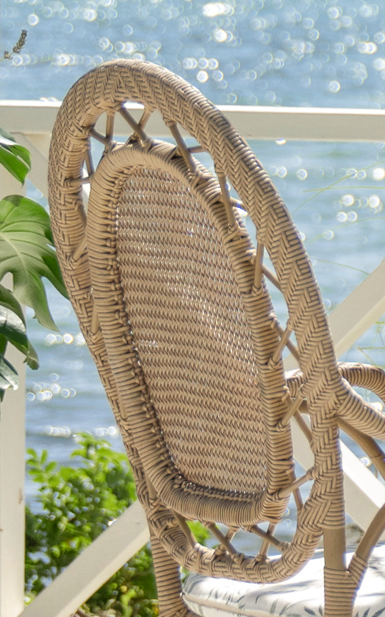 Dette er et nærbillede af Romantica Udendørs spisebordsstol i antique aluminium artfibre. Detalje af den flettede tekstur og stelkonstruktion.