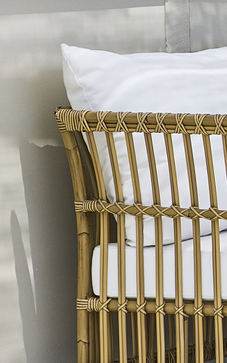 Dette er et nærbillede af Maggie Sofa Hjørnemodul i antique aluminium artfibre. Vertikal latramme med omviklede samlinger og hvid pude.