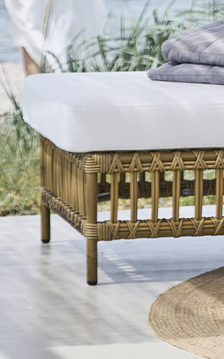 Dette er et nærbillede af Maggie Sofa Puf Modul m. Glas i antique aluminium artfibre. Krydsflet-base med pude og jutetæppe.