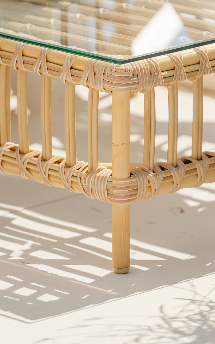 Dette er et nærbillede af Maggie Sofa Puf Modul m. Glas i natural aluminium artfibre. Glasplade på rattanramme med omviklede samlinger.