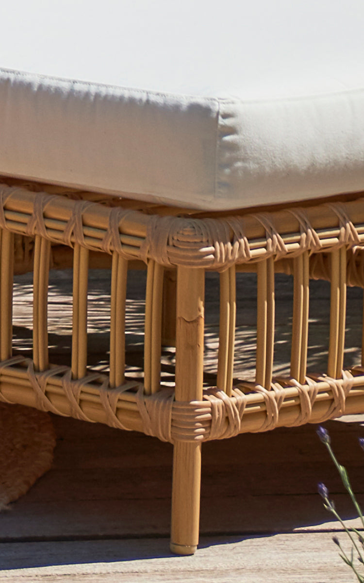 Dette er et nærbillede af Maggie Sofa Puf Modul m. Glas i natural aluminium artfibre. Pude på rattanramme med omviklet latdetalje.