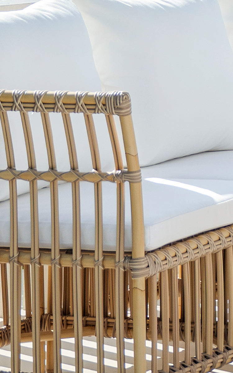 Dette er et nærbillede af Meghan Exterior Dining Bench Corner Module i natural aluminium artfibre. Detalje af den vertikale stangryg.
