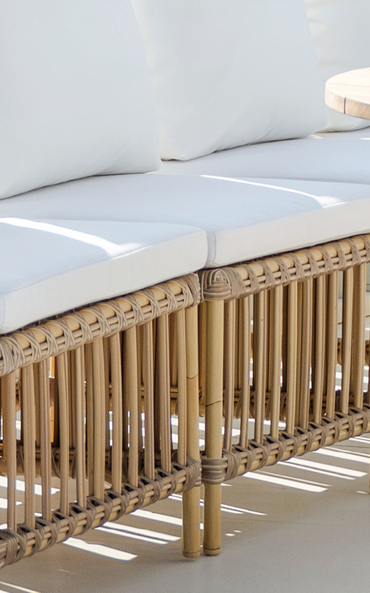 Dette er et nærbillede af Meghan Exterior Dining Bench Center Module i natural aluminium artfibre. Detalje af stangryg-panelet.