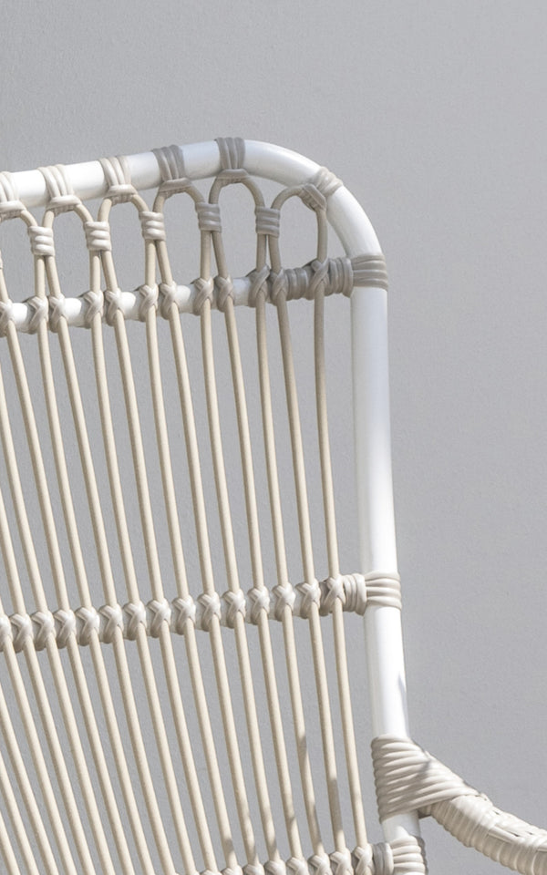 Dette er et nærbillede af Monet Exterior Lounge Chair i dove white aluminium artfibre. Detalje af sløjfebue-designet.