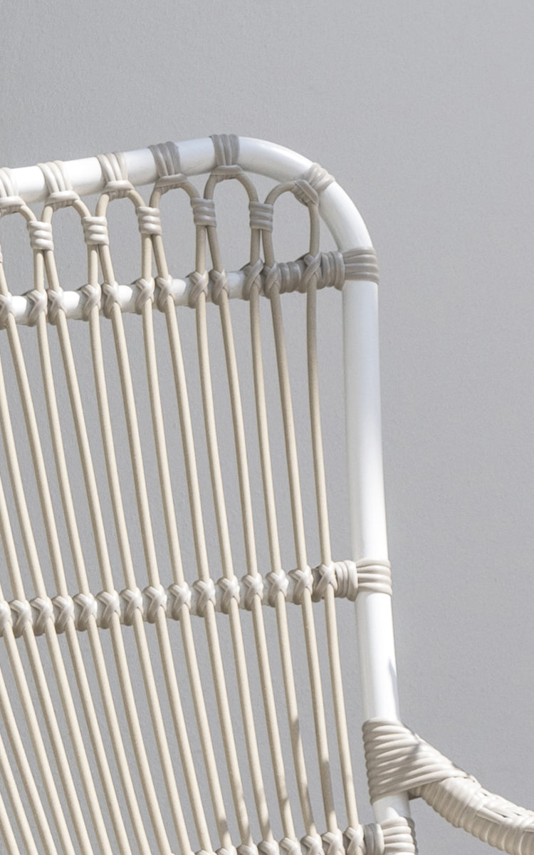 Dette er et nærbillede af Monet Exterior Lounge Chair i dove white aluminium artfibre. Detalje af sløjfebue-designet.