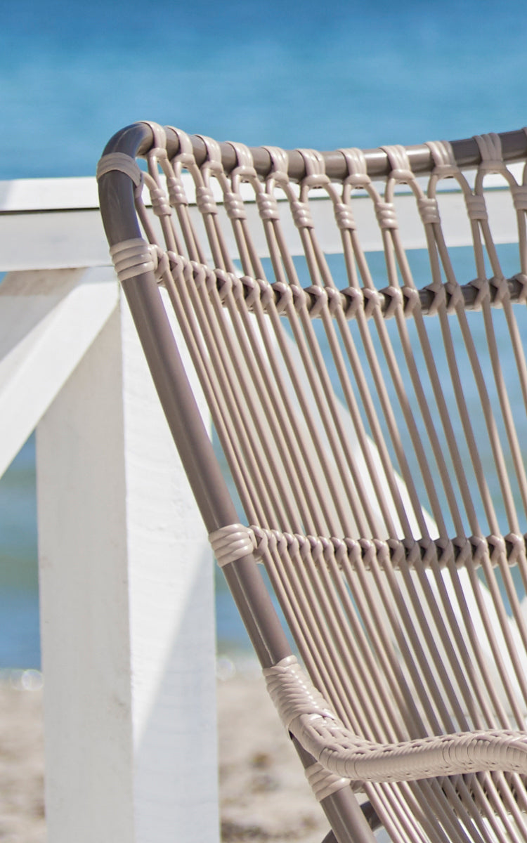 Dette er et nærbillede af Monet Exterior Lounge Chair i moccaccino aluminium artfibre.