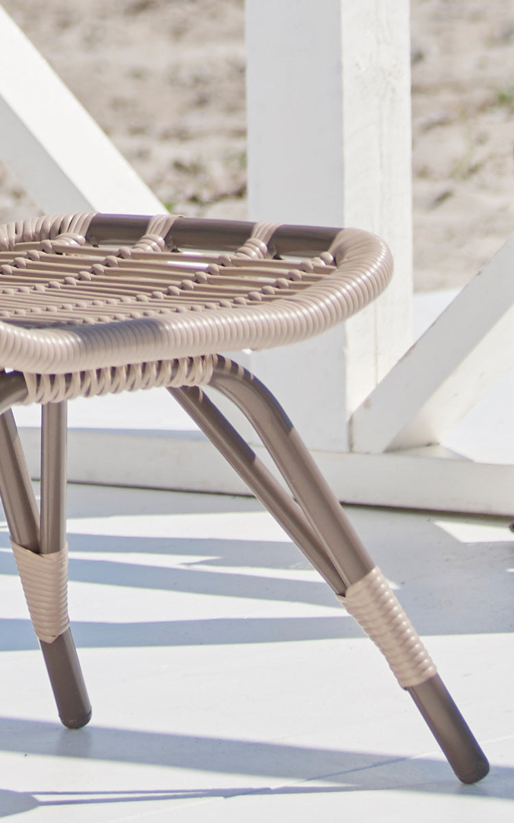 Dette er et nærbillede af Monet Exterior Footstool i moccaccino aluminium artfibre.
