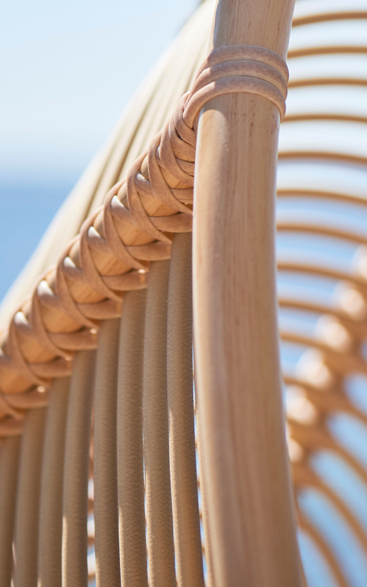 Dette er et nærbillede af Renoir Udendørs hængestol i natural aluminium artfibre. Detalje af den flettede tekstur og stelkonstruktion.