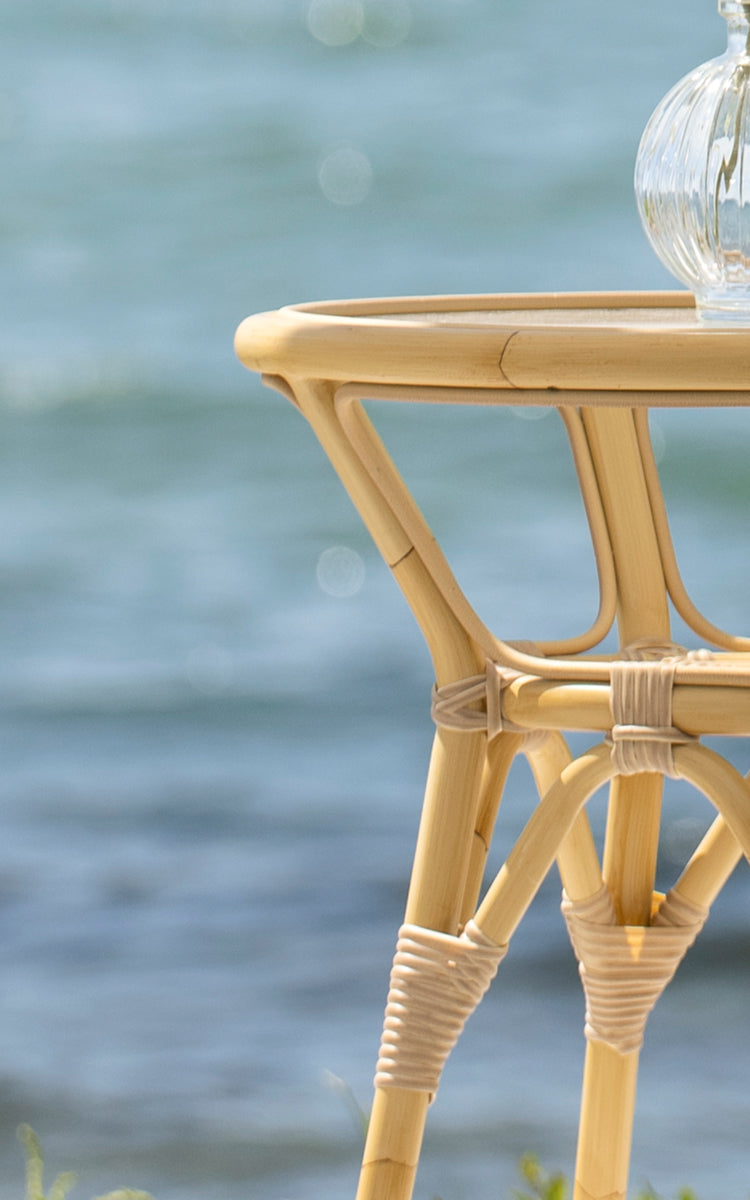 Dette er et nærbillede af Tony Udendørs sidebord i natural aluminium artfibre. Detalje af den naturlige omviklede base og trebensamling.
