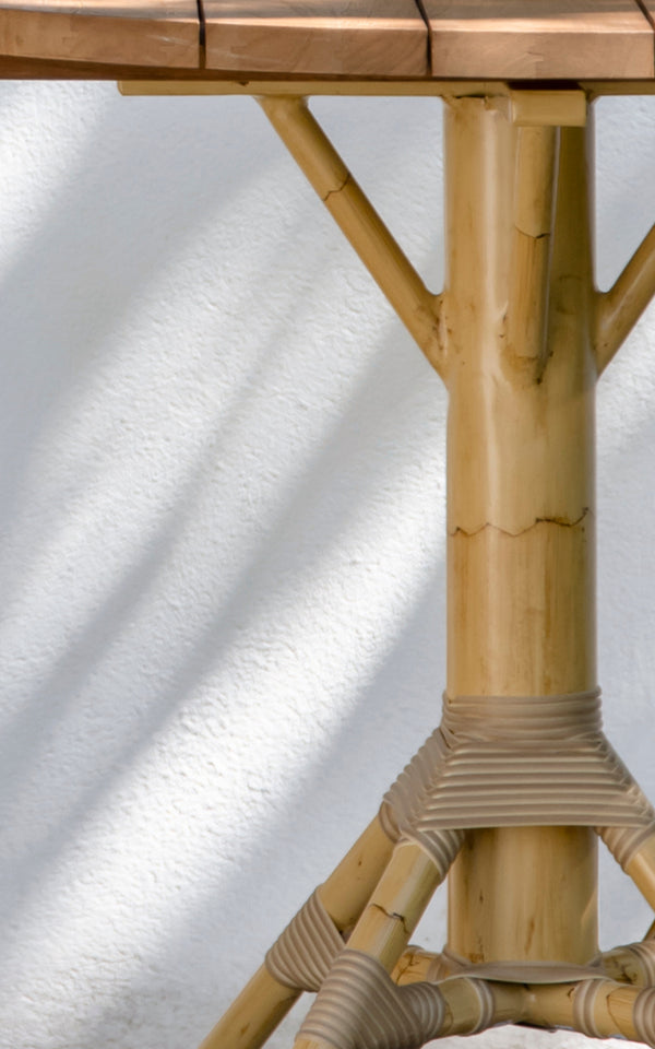 Dette er et nærbillede af Nicole Cáfe Table | Teak Ø80 cm i natural aluminium artfibre. Detalje af den flettede tekstur og stelkonstruktion.