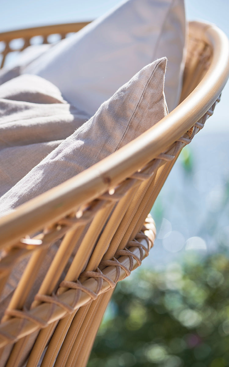 Dette er et nærbillede af Olympia Nest Exterior i natural aluminium artfibre. Detalje af det vertikale stangstel og de omviklede samlinger.