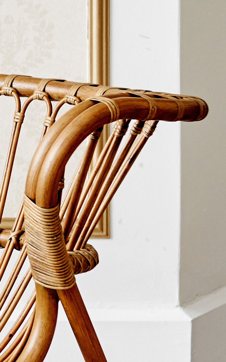 Dette er et nærbillede af Fox Lænestol i polished Antique Rattan.