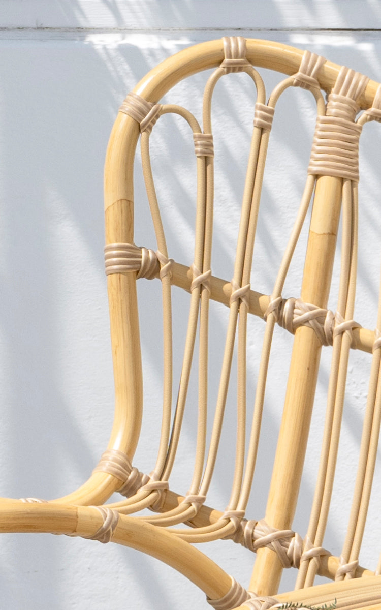 Dette er et nærbillede af Teddy Udendørs lænestol i natural aluminium artfibre. Detalje af de buede rygsløjfer og spindelkonstruktion.