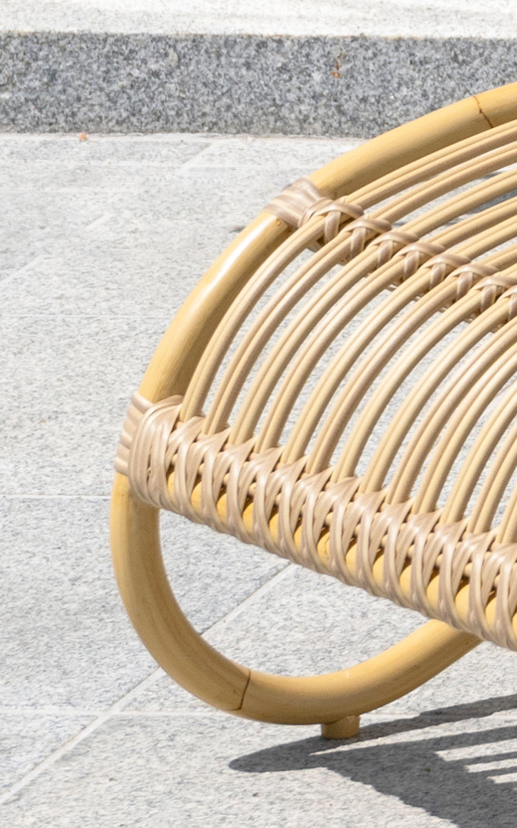 Dette er et nærbillede af Teddy Udendørs fodskammel i natural aluminium artfibre. Detalje af den flettede tekstur og stelkonstruktion.