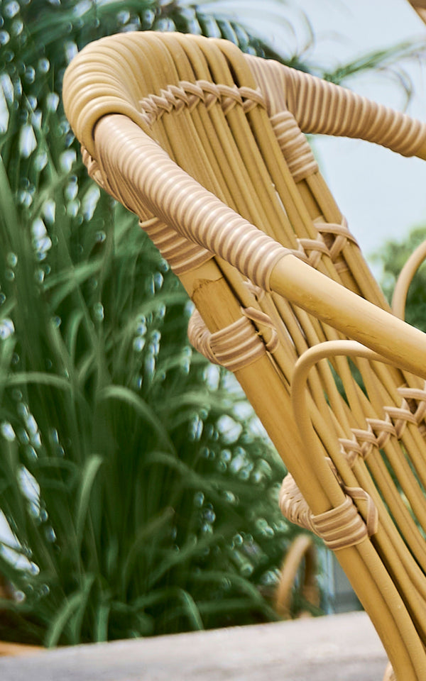 Dette er et nærbillede af Robert Udendørs spisebordsstol i natural aluminium artfibre. Detalje af den flettede tekstur og stelkonstruktion.