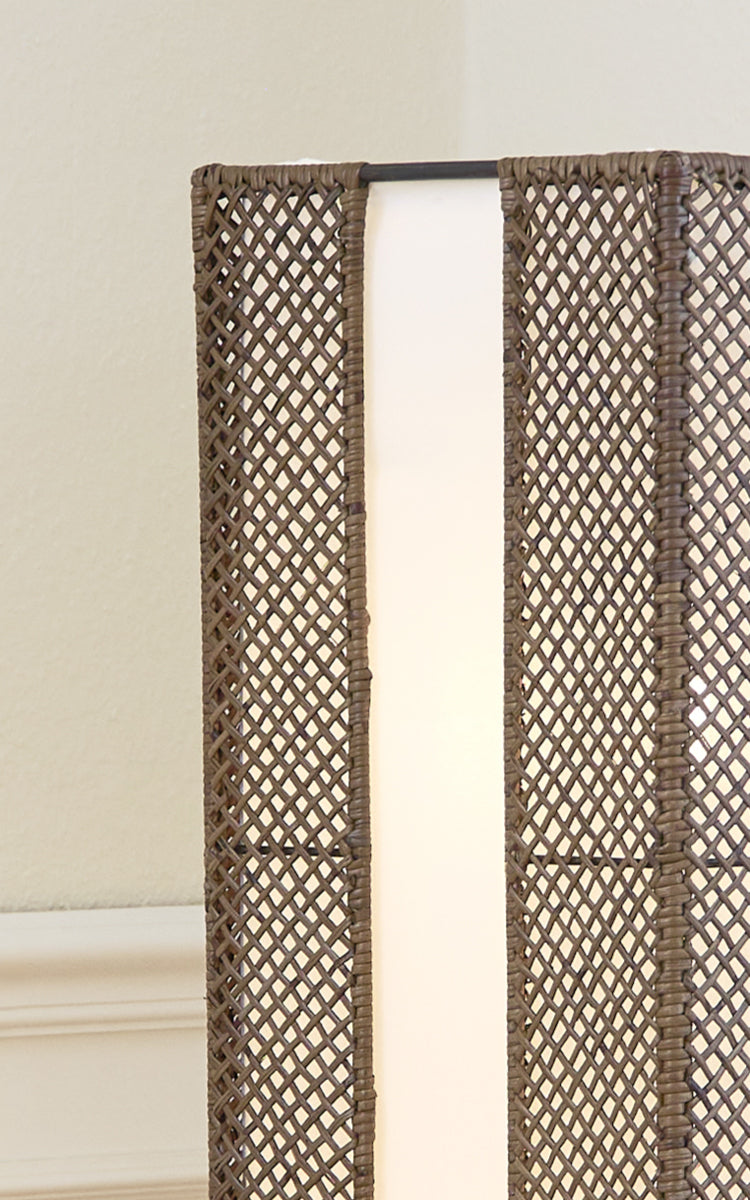 Dette er et nærbillede af Yamakawa Lampshade | 125 cm i hazelnut rattan iron frame. Detalje af den flettede tekstur og stelkonstruktion.