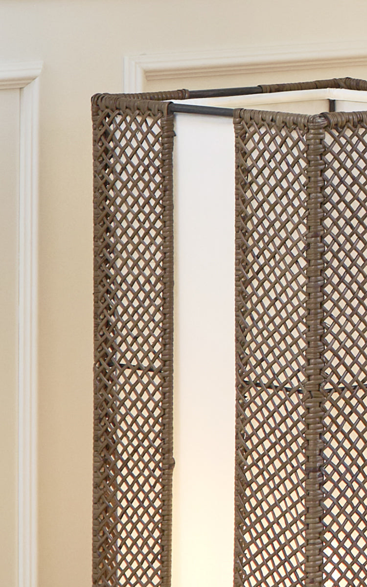 Dette er et nærbillede af Yamakawa Lampshade | 75 cm i hazelnut rattan iron frame. Detalje af hazelnut-rattangitterfletningen og jernstellet.