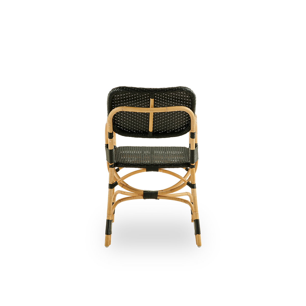 Bagfra vinkel af Bistro stol i sort ArtFibre-flet med elegant design. Rammen er lavet af rattan, og sædet er flettet i ArtFibre. Den buede rattanramme under sædet fortsætter op i armlænene.