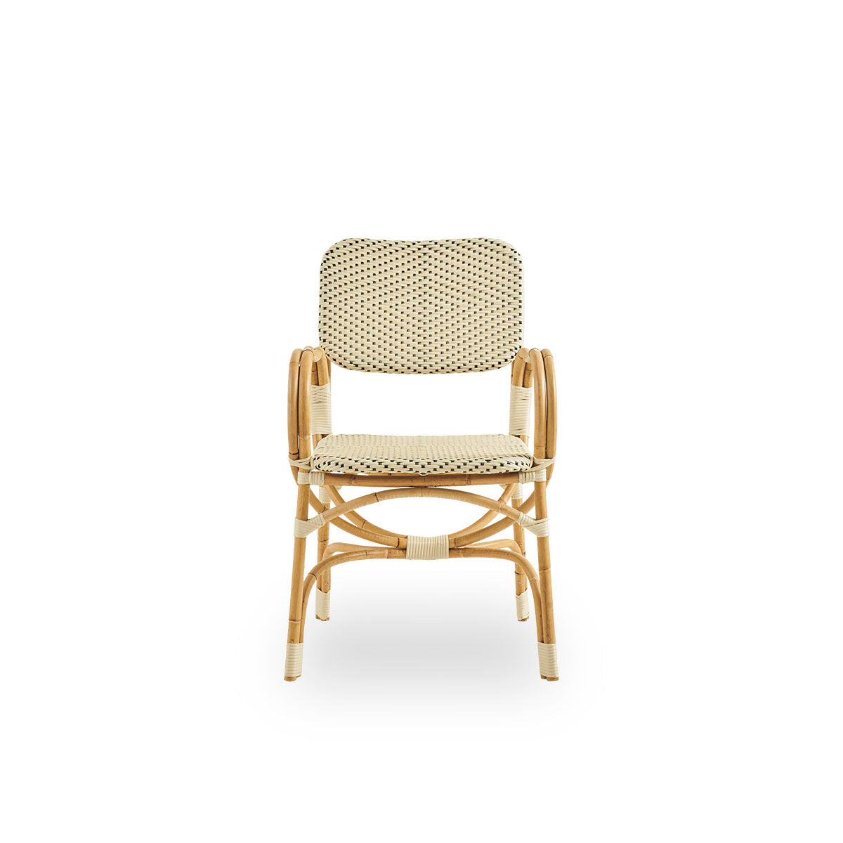 Ren front vinkel af Bistro stol i Ivory ArtFibre-flet med elegant design. Rattanramme med sæde flettet i ArtFibre. Den buede rattanramme under sædet fortsætter op i armlænene.