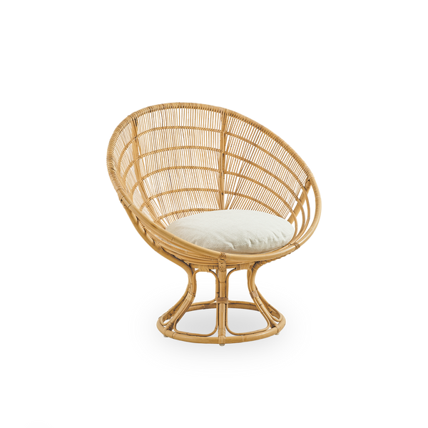 Side view af Luna loungestol designet af Franco Albini & Franca Helg. Rund loungestol med sædehynde, håndlavet i højkvalitets rattan.
