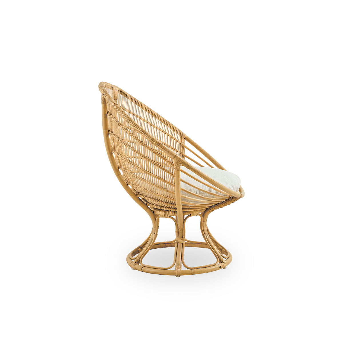 Ren sidevisning af Luna loungestol, designet af Franco Albini & Franca Helg. Rund loungestol med sædehynde, håndlavet af høj kvalitet rattan.