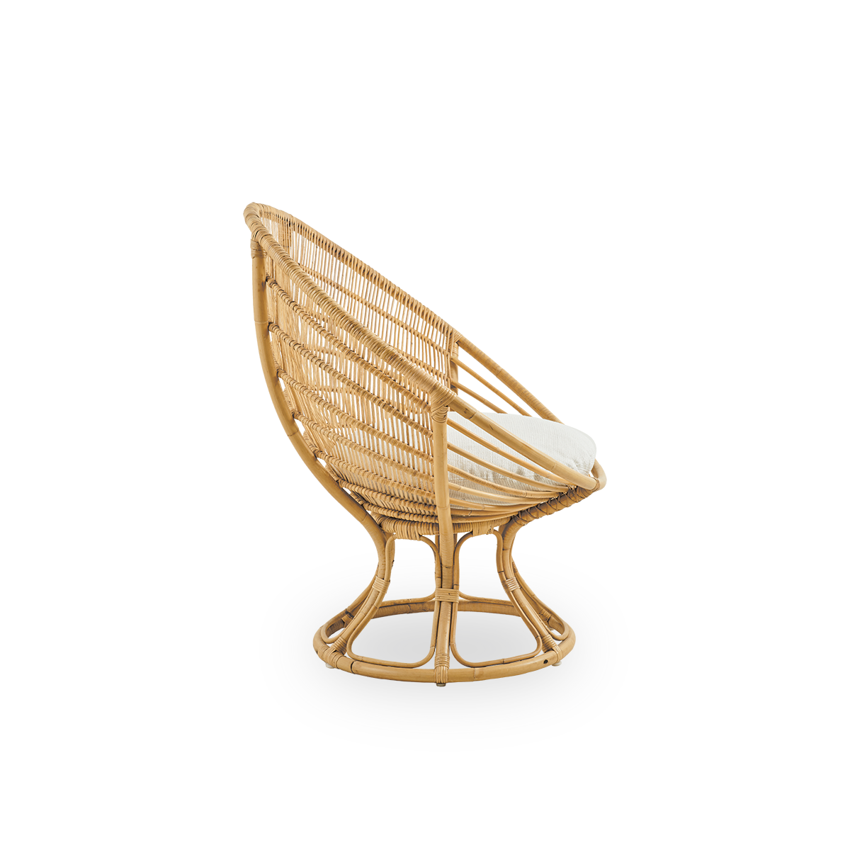 Ren sidevisning af Luna loungestol, designet af Franco Albini & Franca Helg. Rund loungestol med sædehynde, håndlavet af høj kvalitet rattan.