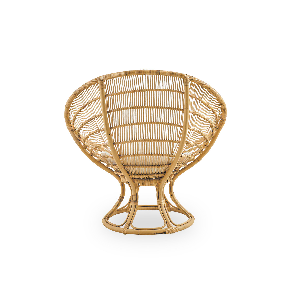 Bagfra vinkel af Luna loungestol designet af Franco Albini og Franca Helg. Rund loungestol med hynde, håndlavet i rattan af høj kvalitet.