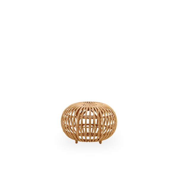 Side view af lille Ottoman Ø55 cm, designet af Franco Albini & Franca Helg. Håndlavet i højkvalitets rattan i naturlig farve.