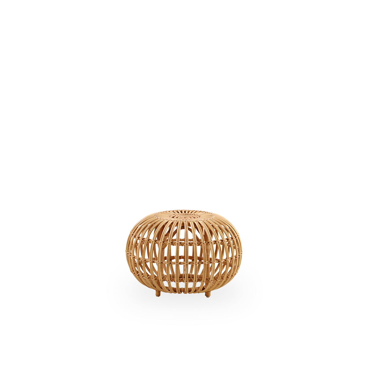 Side view af lille Ottoman Ø55 cm, designet af Franco Albini & Franca Helg. Håndlavet i højkvalitets rattan i naturlig farve.