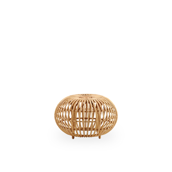 Side view af stor Ottoman Ø65 cm, designet af Franco Albini & Franca Helg. Håndlavet i højkvalitets rattan i naturlig farve.