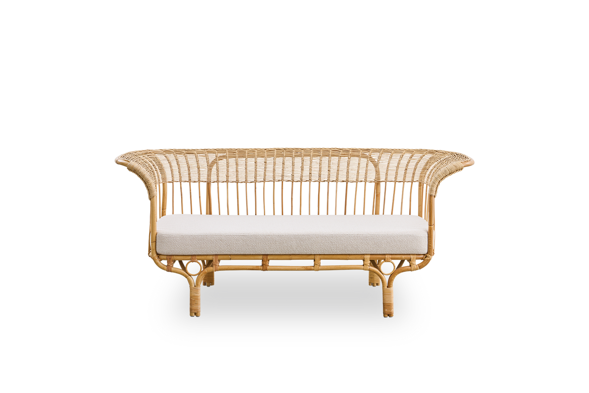 Ren front vinkel af Belladonna sofa i naturlig rattan, designet af Franco Albini og Franca Helg. Sofaen har et elegant udtryk med slanke ben og et majestætisk sæde med mange detaljerede viklinger.