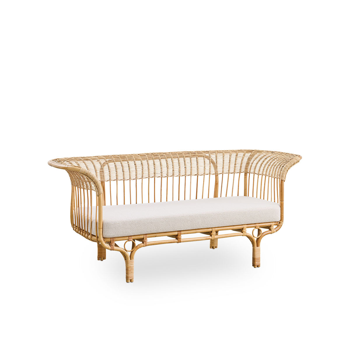 Side view af Belladonna sofa i naturlig rattan, designet af Franco Albini og Franca Helg. Sofaen har et elegant udtryk med slanke ben og et majestætisk sæde med mange detaljerede fletninger.