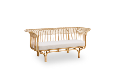Side view af Belladonna sofa i naturlig rattan, designet af Franco Albini og Franca Helg. Sofaen har et elegant udtryk med slanke ben og et majestætisk sæde med mange detaljerede fletninger.