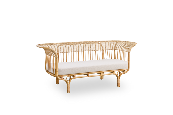 Side view af Belladonna sofa i naturlig rattan, designet af Franco Albini og Franca Helg. Sofaen har et elegant udtryk med slanke ben og et majestætisk sæde med mange detaljerede fletninger.