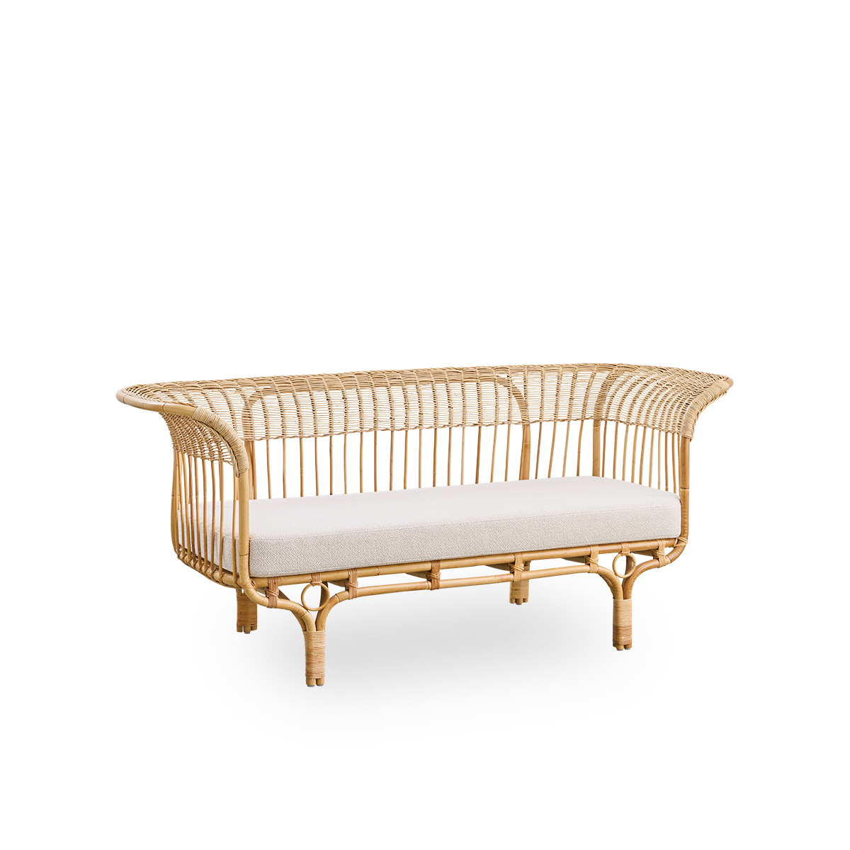 Side view af Belladonna sofa i naturlig rattan, designet af Franco Albini og Franca Helg. Sofaen har et elegant udtryk med slanke ben og et majestætisk sæde med mange detaljerede fletninger.