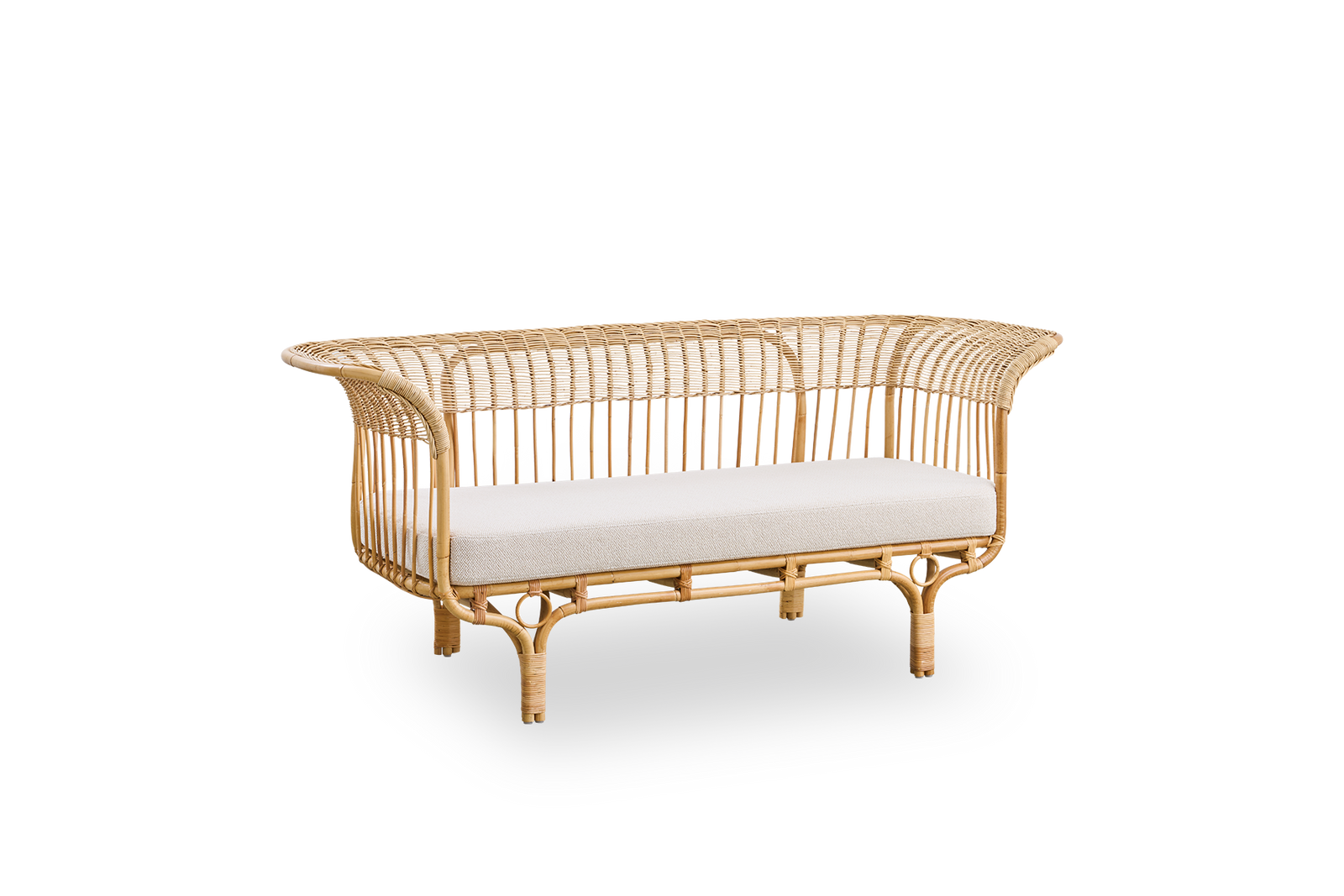 Side view af Belladonna sofa i naturlig rattan, designet af Franco Albini og Franca Helg. Sofaen har et elegant udtryk med slanke ben og et majestætisk sæde med mange detaljerede fletninger.