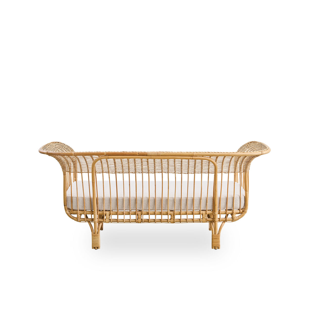 Bagfra vinkel af Belladonna sofa i naturlig rattan, designet af Franco Albini og Franca Helg. Sofaen har et elegant udtryk med slanke ben og et majestætisk sæde med mange detaljerede viklinger.