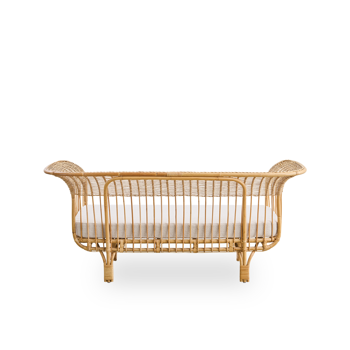 Bagfra vinkel af Belladonna sofa i naturlig rattan, designet af Franco Albini og Franca Helg. Sofaen har et elegant udtryk med slanke ben og et majestætisk sæde med mange detaljerede viklinger.