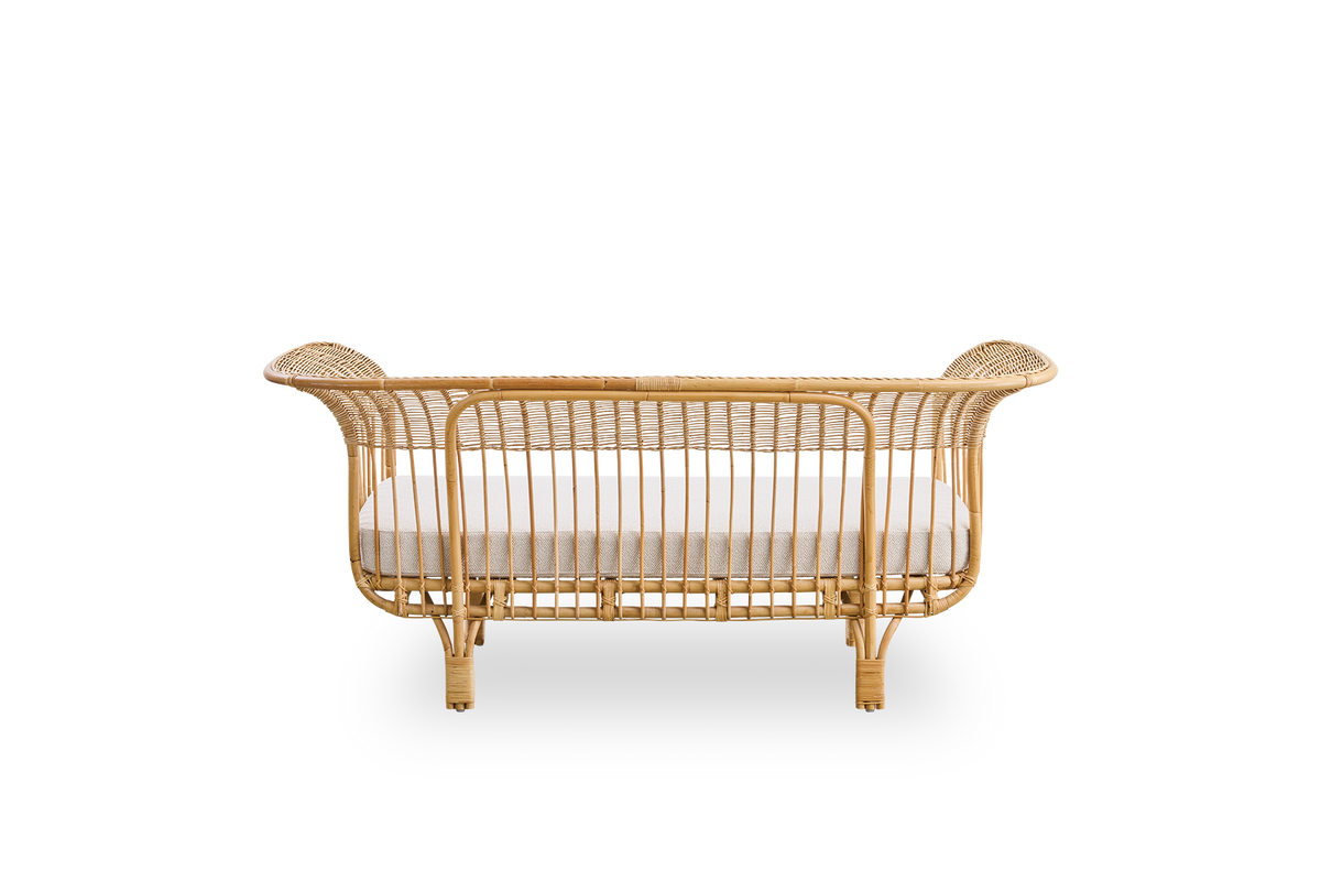 Bagfra vinkel af Belladonna sofa i naturlig rattan, designet af Franco Albini og Franca Helg. Sofaen har et elegant udtryk med slanke ben og et majestætisk sæde med mange detaljerede viklinger.