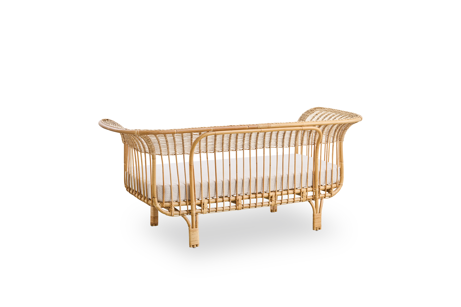 Sidevinkel bagfra af Belladonna sofa i naturlig rattan, designet af Franco Albini og Franca Helg. Sofaen har et elegant udtryk med slanke ben og et majestætisk sæde med mange detaljerede viklinger.