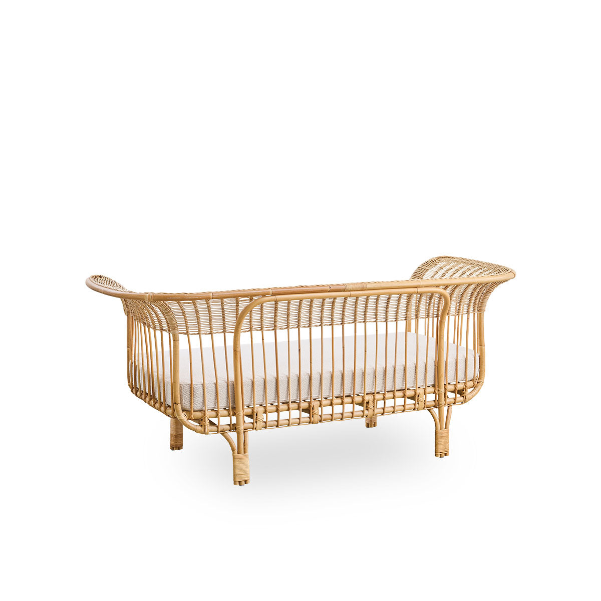 Sidevinkel bagfra af Belladonna sofa i naturlig rattan, designet af Franco Albini og Franca Helg. Sofaen har et elegant udtryk med slanke ben og et majestætisk sæde med mange detaljerede viklinger.