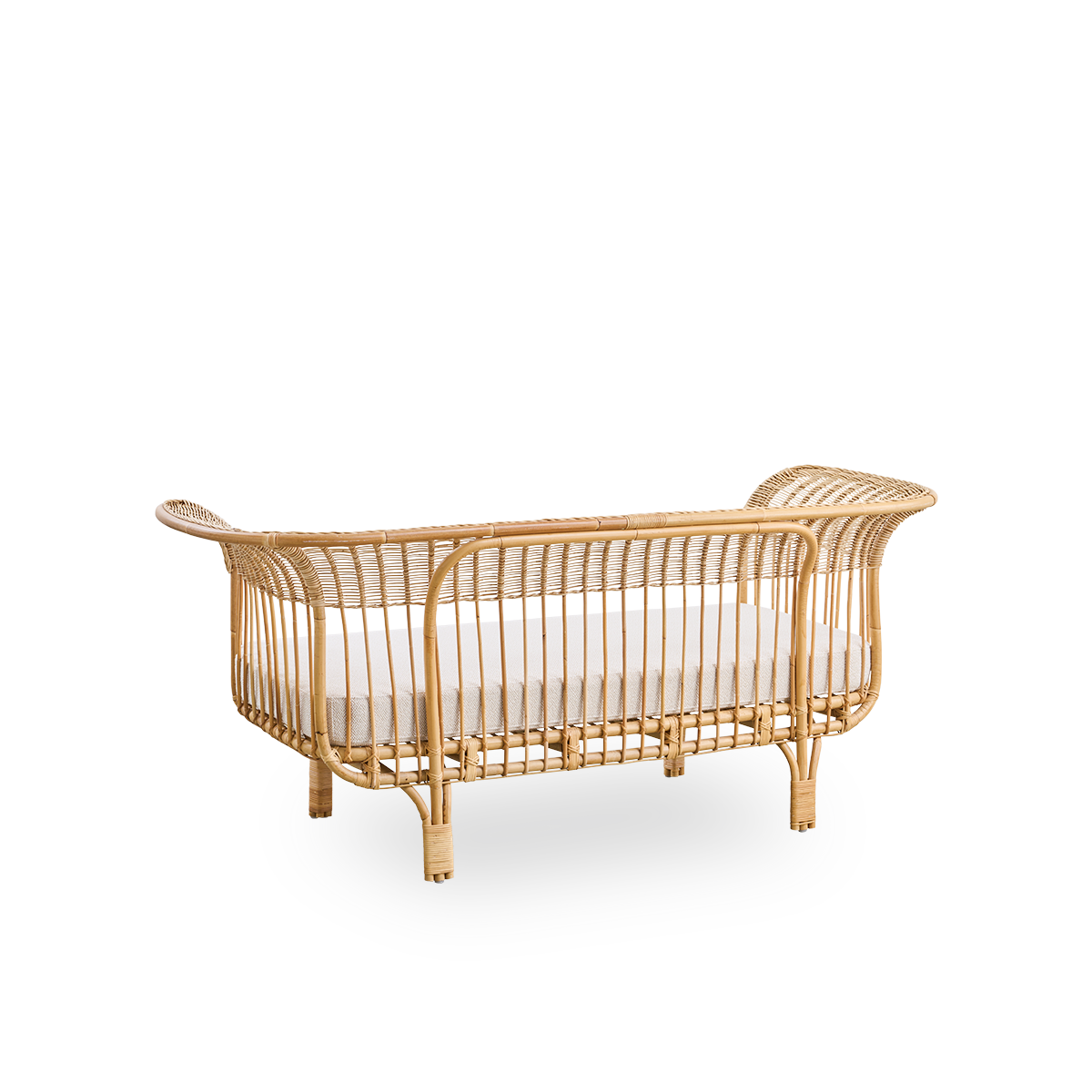 Sidevinkel bagfra af Belladonna sofa i naturlig rattan, designet af Franco Albini og Franca Helg. Sofaen har et elegant udtryk med slanke ben og et majestætisk sæde med mange detaljerede viklinger.