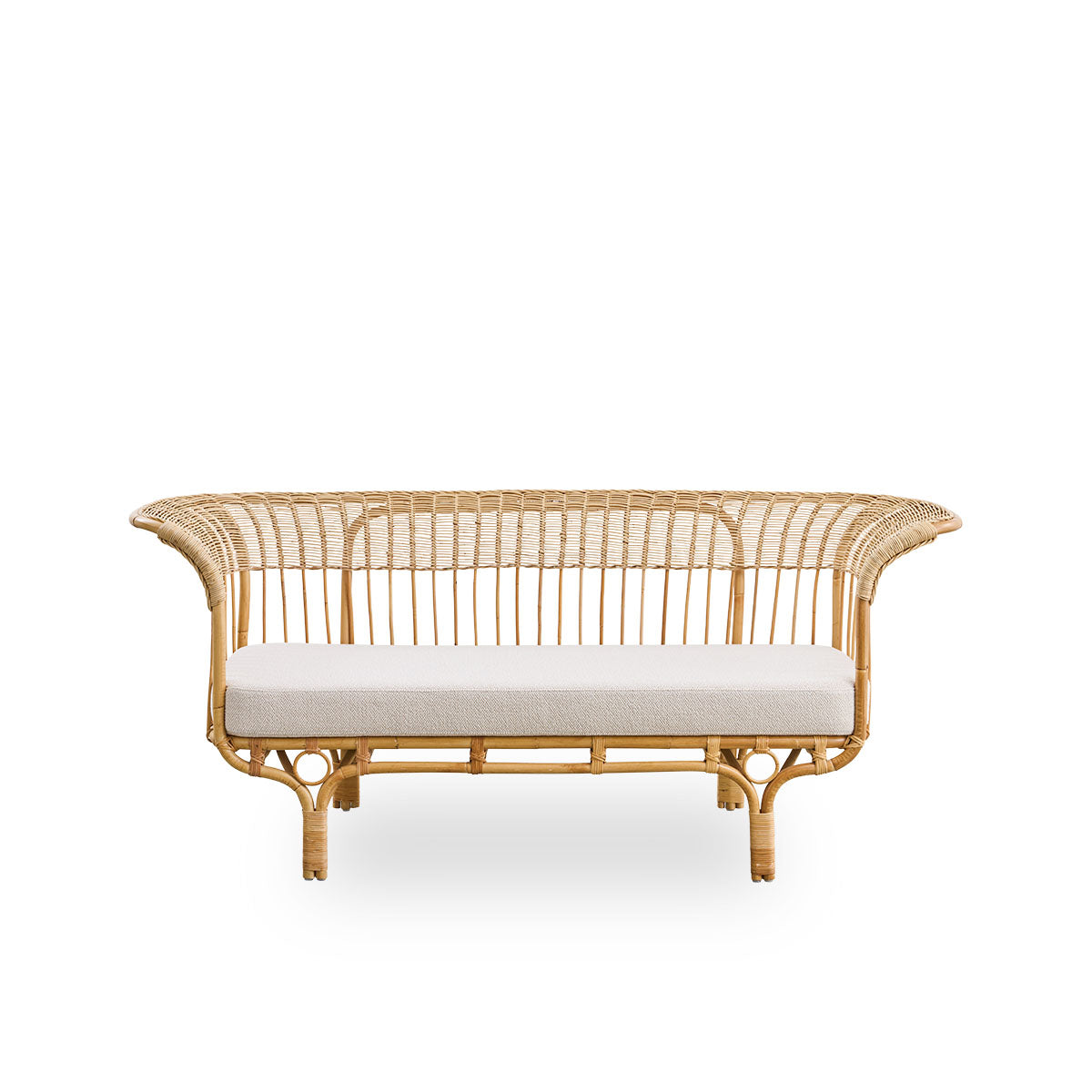 Ren front vinkel af Belladonna sofa i naturlig rattan, designet af Franco Albini og Franca Helg. Sofaen har et elegant udtryk med slanke ben og et majestætisk sæde med mange detaljerede viklinger.