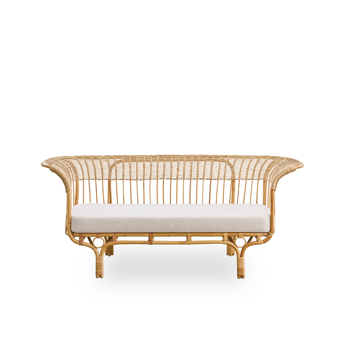 Ren front vinkel af Belladonna sofa i naturlig rattan, designet af Franco Albini og Franca Helg. Sofaen har et elegant udtryk med slanke ben og et majestætisk sæde med mange detaljerede viklinger.