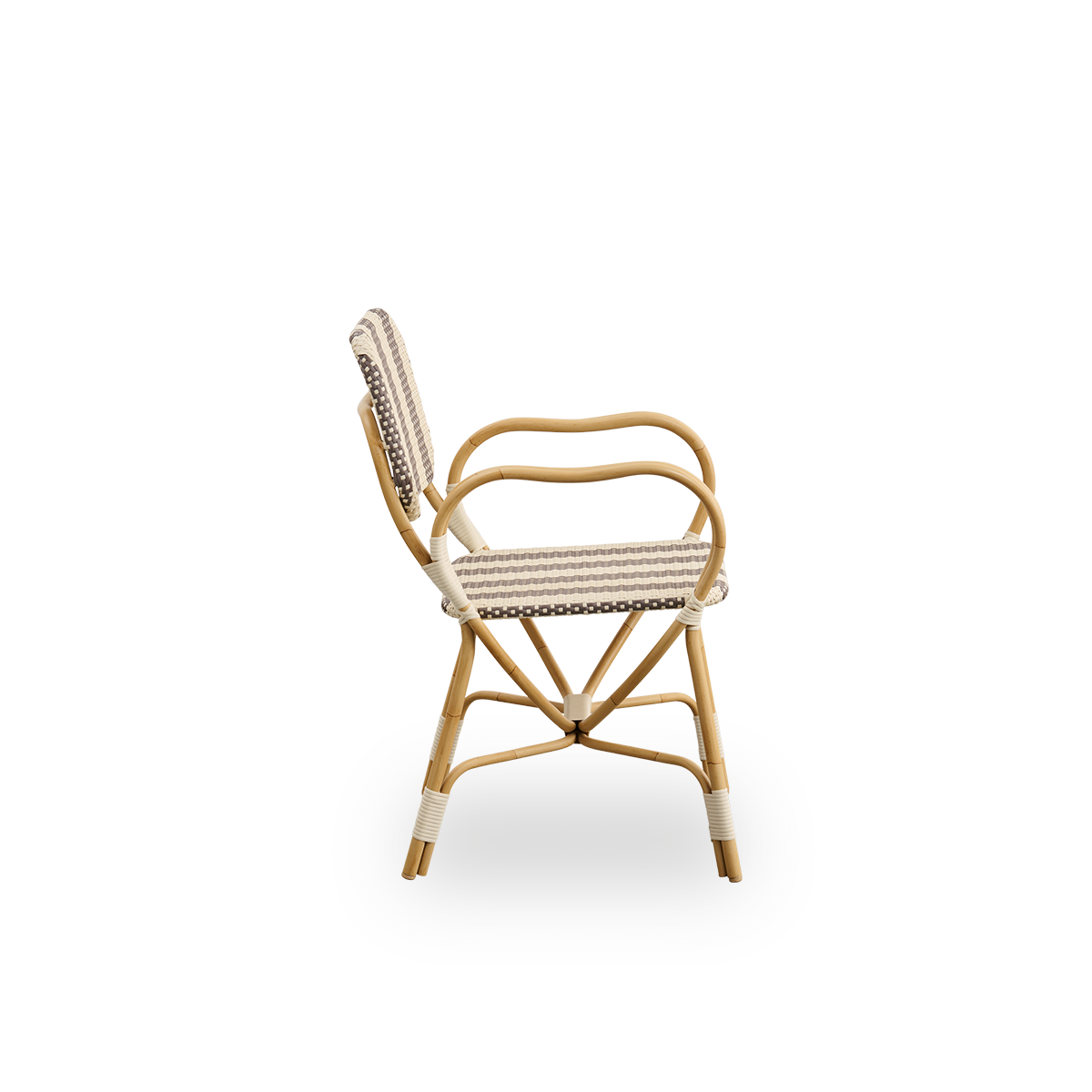 Simpel sidevisning af Bistro udendørs stol designet af Franco Albini og Franca Helg. Aluminiumsramme i rattan-look med fuldt flettet sæde og ryg i bredstribet brun og elfenbensfarvet ArtFibre.