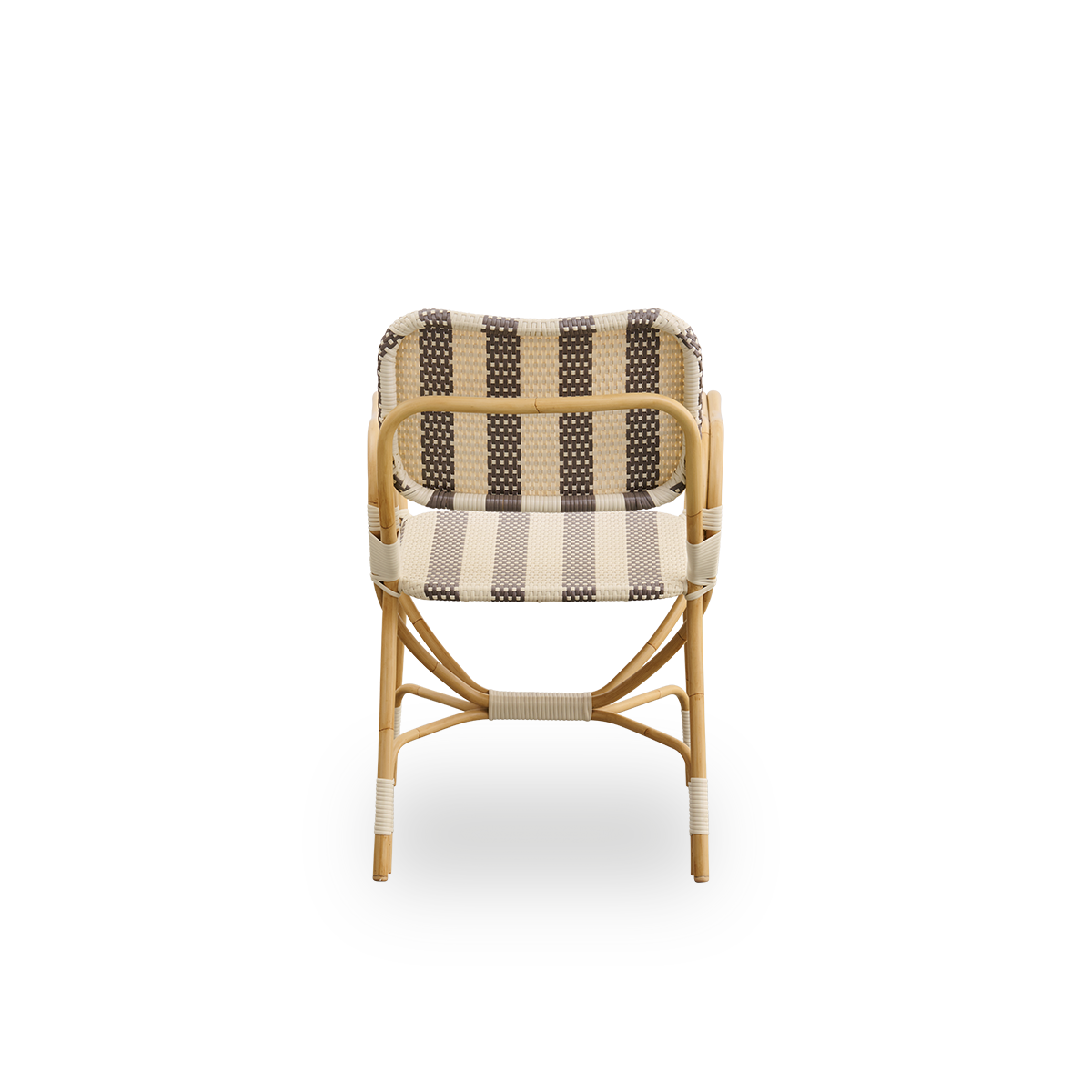 Bagfra vinkel af Bistro udendørsstol designet af Franco Albini og Franca Helg. Aluminiumsramme i rattanlook med fuldt flettet sæde og ryglæn i et bredstribet mønster af brun og elfenbensfarvet ArtFibre.